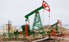 Петролът живее живот назаем, докато ОПЕК+ подхранва заплахата от излишък