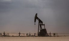 Петролът продължава да поскъпва заради слабия долар и геополитическата несигурност