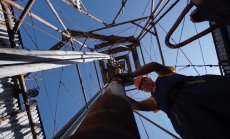 ЕК предлага постепенна забрана на петрола от Русия, санкционира още банки