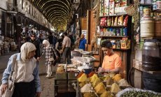 Лирата продължава стабилния си спад с около 1,8% на месец