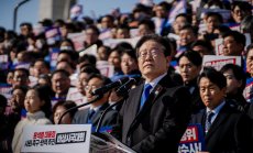 Свалянето на южнокрейския президент отваря вратата за големия му опонент