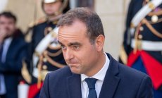 Новият френски премиер е уважаван в парламента, но е опетнен от Макрон