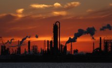 Мегасделките на Exxon и Chevron показват защо дните на лесния петрол свършиха