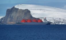 Санкциониран руски кораб за LNG се провали в четиримесечно търсене на купувач