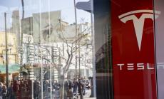 Tesla форсира производството, но не смогва с доставките