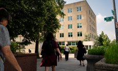 Тръмп обмисля съкращаването на хиляди федерални служители