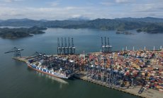 Циклон в Китай затвори едно от най-натоварените пристанища в света 