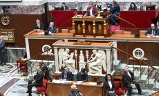 Френският премиер оцеля след поредния вот на недоверие