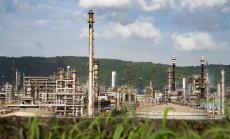 Индийските рафинерии ще намалят, но няма да спрат покупките на руски петрол