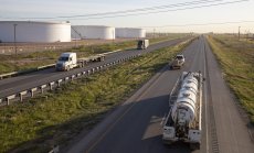 Петролът отива към месечна загуба заради новите търговски рискове