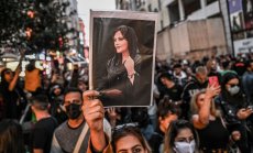 Иран обмисля облекчаване на някои ограничения за жените, докато протестите продължават