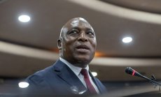 Зимбабве се отказва от експеримента с местния долар и приема нова валута