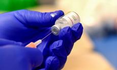 Ваксината на AstraZeneca запазва ефективност срещу британския щам