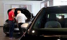 Продажбите на коли в Европа падат, докато клиентите се борят с разходите за живот