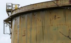 Петролът се покачва от 7-месечно дъно, докато акциите възстановяват загубите си