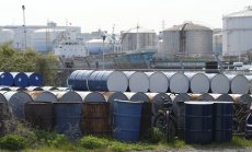 Петролът поевтинява с фокус върху забавянето на Китай и перспективите за доставките