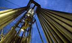 Петролът си връща позиции след най-големия еднодневен спад за година