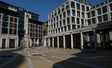 Европейските акции последваха ръста на цените на суровините