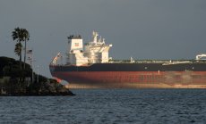 Обемите петрол в морето се увеличават, докато се задава пренасищане