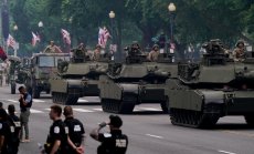 Парадът на Тръмп демонстрира военна мощ на фона на националните протести