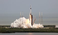 Спасителната капсула на SpaceX достигна Международната космическа станция