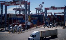 Хаосът от митата подминава корабните превозвачи - засега 