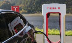 Tesla в центъра на расистки скандал