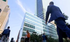 Повече от половината от работния ден минава не точно в работа