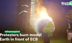 Демонстранти изгориха модел на Земята пред ЕЦБ