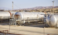 Петролът поскъпна до почти едномесечен връх, докато резервите в САЩ се свиват