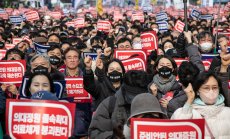 Южна Корея завършва първите процедури по отнемане на лицензи на лекари, които са в протест