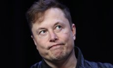 Мъск жертва акции на Tesla в рекордна продажба, за да е готов за Twitter