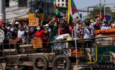 Мианмар уволни посланика си в ООН, арестувани са журналисти и стотици демонстранти*