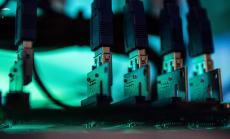 Биткойн е на крачка от 50 хил. долара