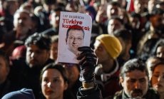 Ердоган действа предпазливо, за да овладее протестите и успокои пазарите