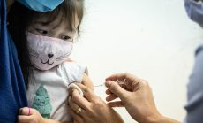 Световни лидери бият тревога заради спад на ваксинациите на деца