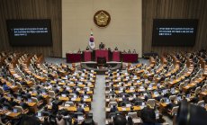 Юн остава на власт в Южна Корея след фиаското с военното положение