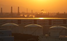 Петролът поскъпва заради намаляващите запаси в САЩ и обстрела на хутите