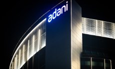 Adani продължава срива след загуба от $27 млрд. заради обвинения в САЩ
