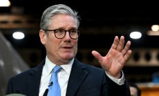 Киър Страмър казва, че промяната изисква време, докато обвинява консерваторите