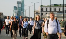 Заплатите в Обединеното кралство растат с най-слаб темп от 2021 г., сочи проучване