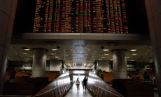 Доларът се понижава спрямо основните валути на фона на предпазлива търговия