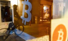 Биткойн пада до най-ниското ниво от януари в съответствие с фондовите пазари