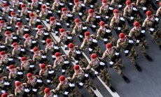 Путин приветства съюзниците си на парада в Москва въпреки украинските атаки  