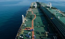 Петролът задържа ръста си, тъй като превозвачите избягват ключови маршрути