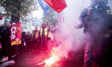 Протести срещу Макрон в Париж доведоха до сблъсъци