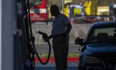 Митата ще нарушат пазара на петрол, повишавайки цените на горивата в САЩ