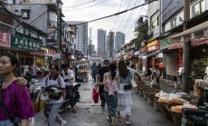 Възстановяването на Китай се изкриви с работещи фабрики и предпазливи купувачи