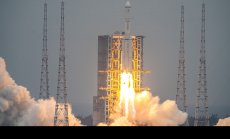 Китай изстрелва спътник, важен за мисията до обратната страна на Луната