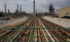 Петролът се стабилизира, а инвесторите оценяват заплахата от "делта" варианта